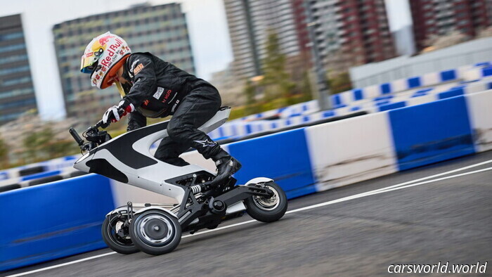 Il veicolo a tre ruote mutaforma giapponese trasforma ogni giorno in un momento da Transformers | Carscoops